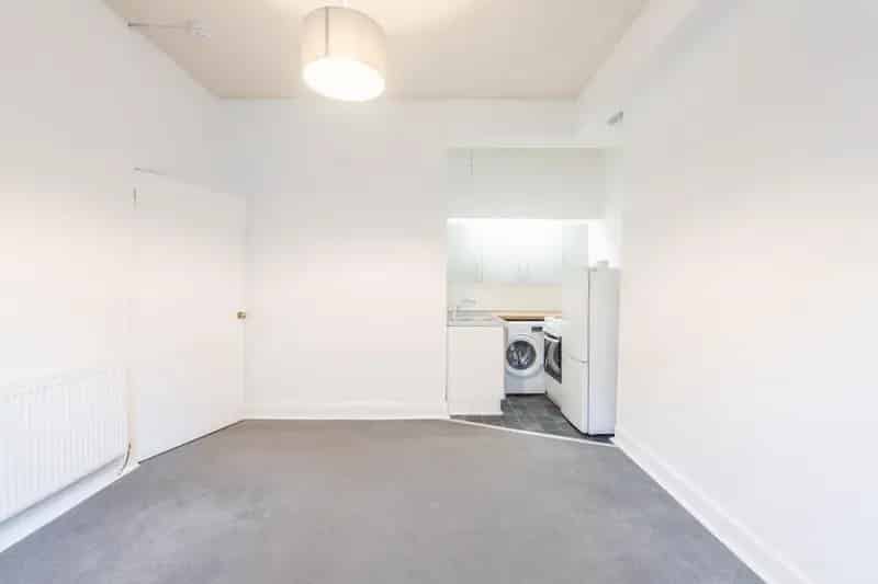 1 Bedroom Flat for Sale in Edinburghs Trinity Area