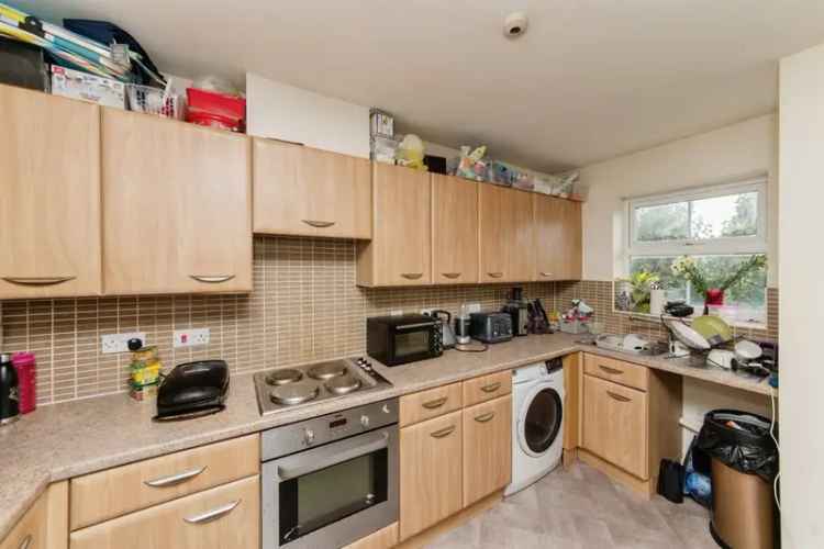 Spacious 2-Bedroom Apartment near Garston Station