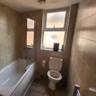 1 Bedroom Apartment Manchester - 35m² Flat Near Public Transport