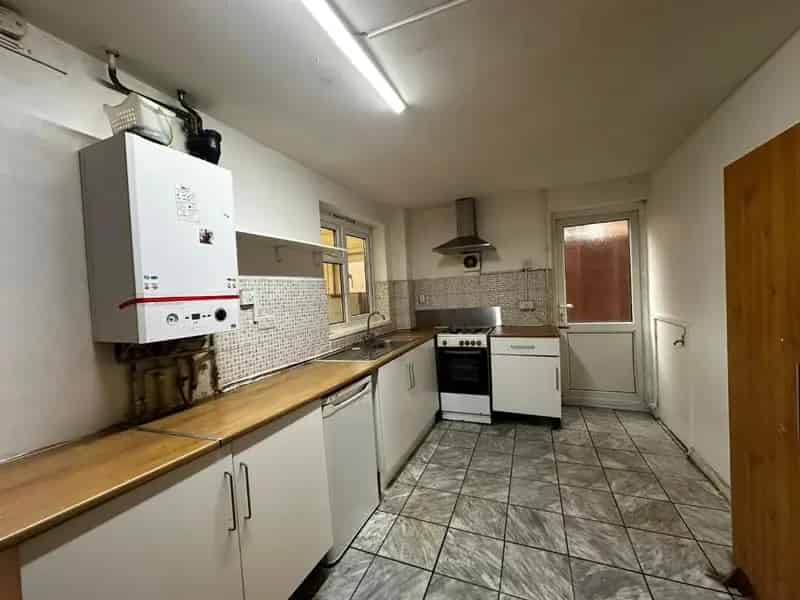 3 Bedroom Semi Detached House Modern Amenities Spacious Living