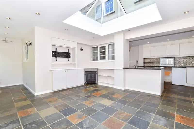 4 Bedroom Semi-Detached House for Sale Pendenden Heath
