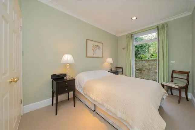 Flat for sale in St James's Gardens, London W11