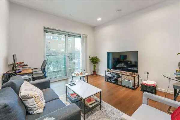 Modern One Bedroom Apartment in Desirable London Development