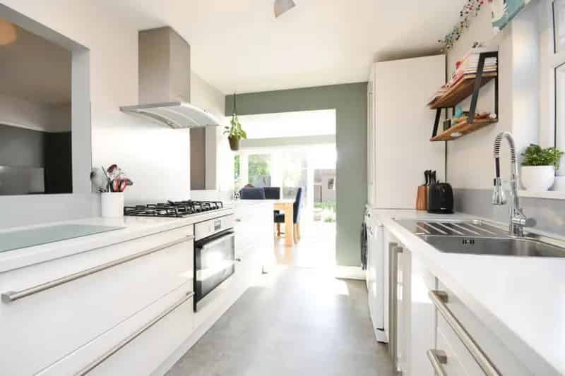 Spacious 4 5 Bedroom Family Home with Garden and Parking