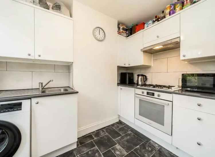 Flat For Sale in Grange Park, London, England