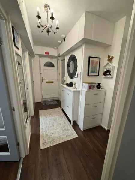 3 Bedroom House Refurbished Bathroom Laminate Floors Wardrobes