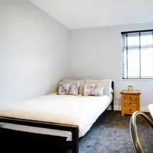 8 Bedroom Flat near Kingswood Park Manchester