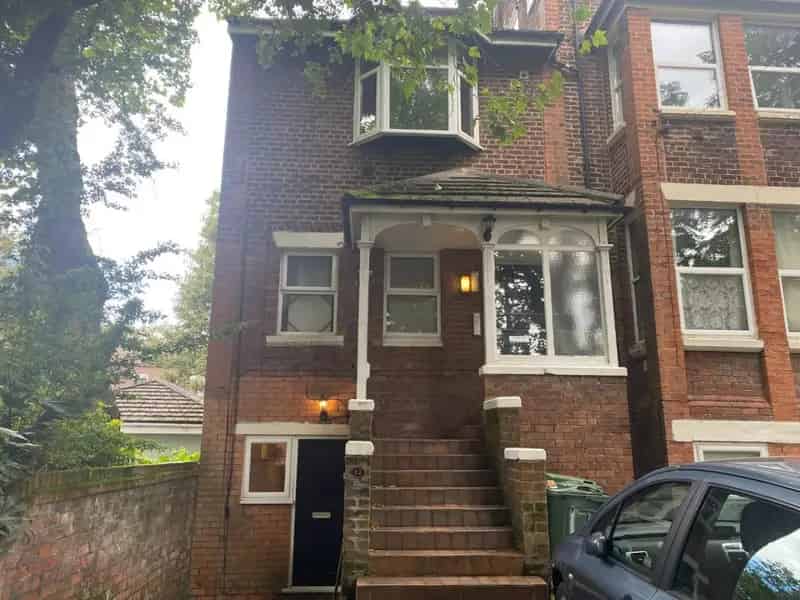 1 Bedroom Flat To Let - Studio Apartment with Garden and Parking