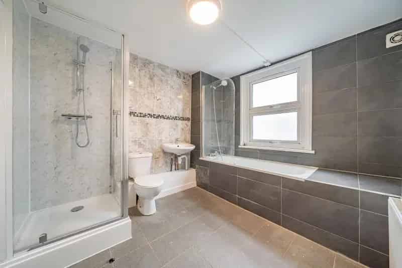 3 Bedroom Victorian House Near Transport Links