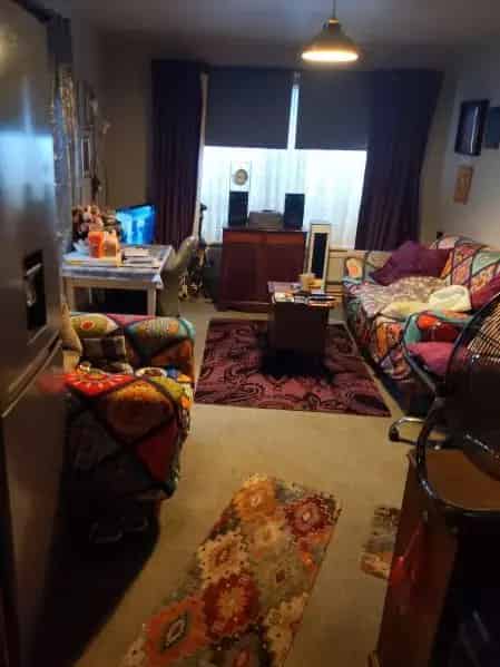 Ground Floor Corner Flat Near High Street with Wet Room