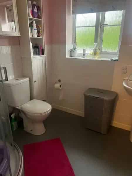 3 Bed House Near Schools Shops Train Station