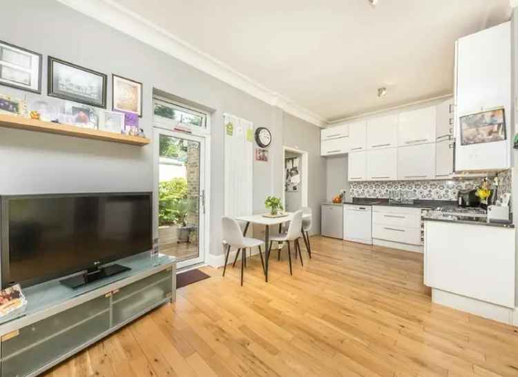 Spacious 5-Bedroom Victorian Home in Tooting with Garden and Parking