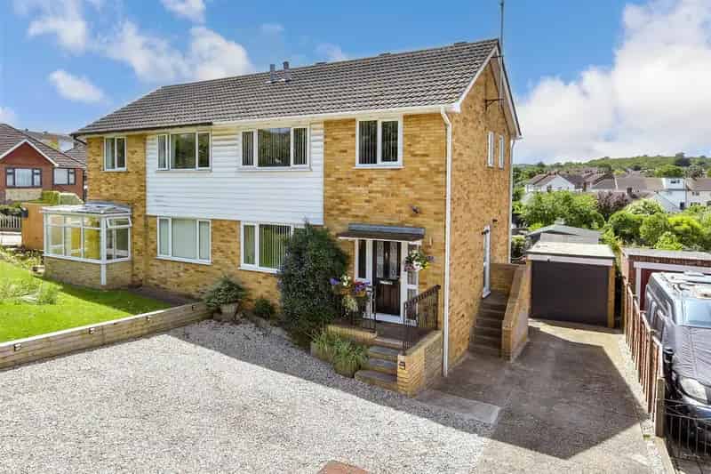 3 Bedroom Semi-Detached House for Sale in Whitstable