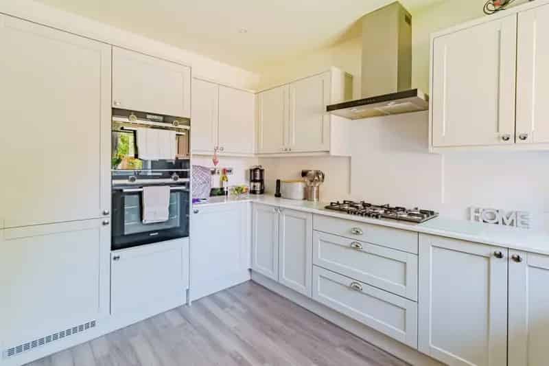 3-Bedroom Detached House with Garage and Parking Near London