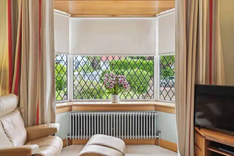 Spacious Detached Family Home Near Busby Train Station