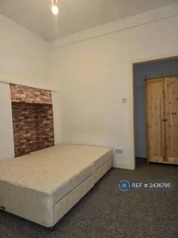 2 Bedroom Flat Available April 23, 2025