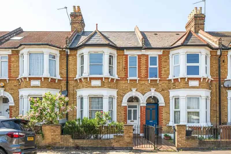 Four Bedroom House with High Ceilings and Large Garden