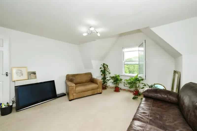 Waltham Abbey 1 Double Bedroom Apartment - Town Centre Location