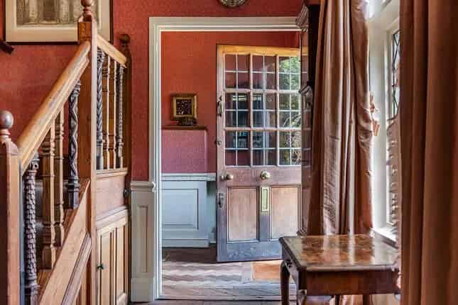 Detached House for Sale in London SW14 - Well Lane