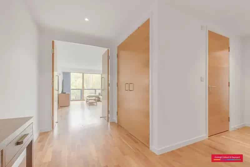 Bright 2 Bed Canal View Flat 1018 sq ft