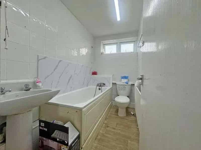 2 bed flat for sale