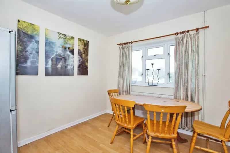 3 Bed Semi-Detached House with Garden