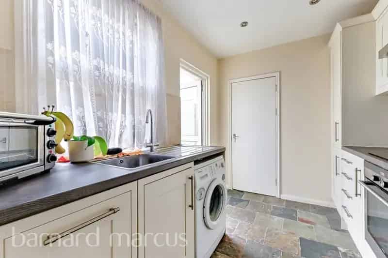 Three Bedroom Semi-Detached House Near Epsom Station