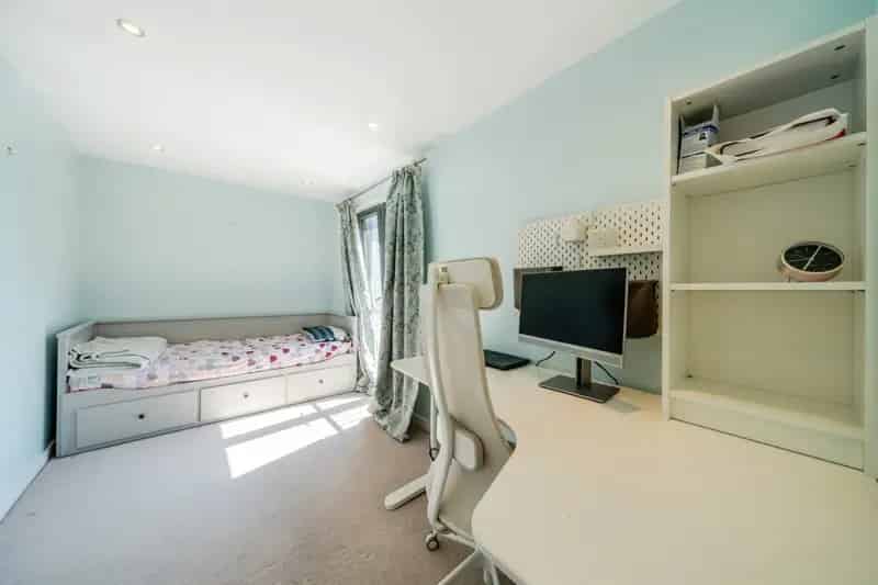 2-Bed 2-Bath Apartment in Oval Quarter - Modern and Spacious