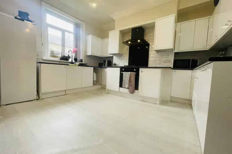 3 Bedroom Mid Terrace House Near Schools and Amenities