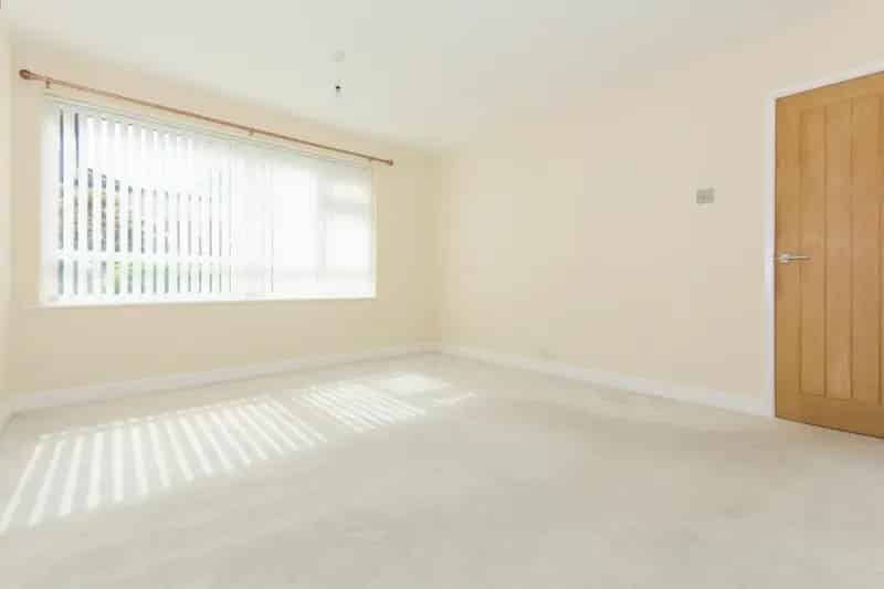 2 Bed Flat for Sale in Solihull - Extended Lease No Onward Chain