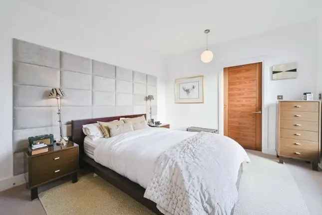 Flat for sale in Chillingworth Road, Islington, London N7