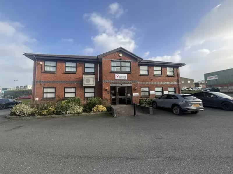 Detached Office Building 3534 sq ft Business Park Parking Leasehold