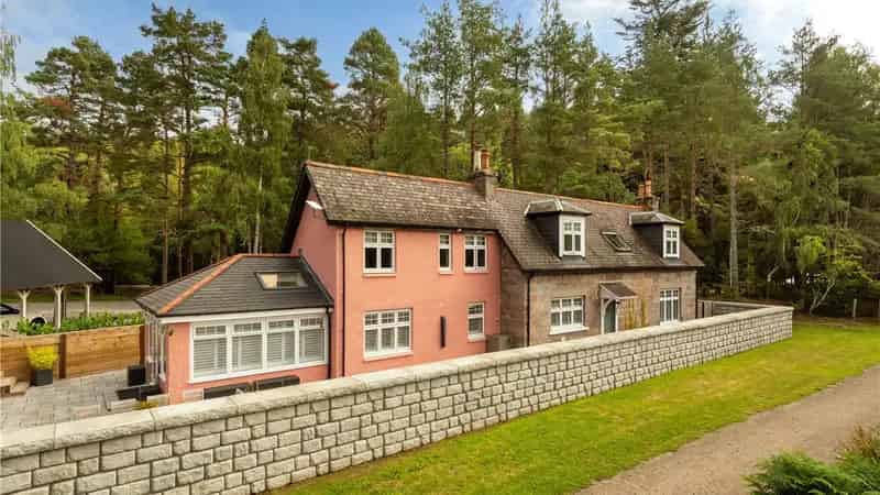 Cutaway Cottage Royal Deeside 4 Bedroom Historic Home