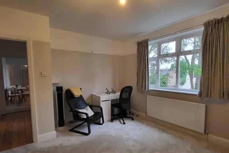 Spacious 2-Bed Flat Near Train Station - Ideal for First-Time Buyers