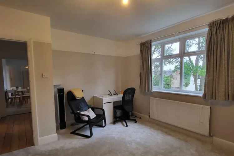 Spacious 2-Bed Flat Near Train Station - Ideal for First-Time Buyers