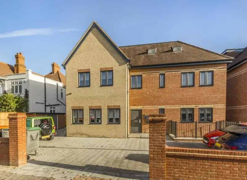 Luxury 3-Bed Apartment with Patio and Gym Near Acton Town and Ealing Common