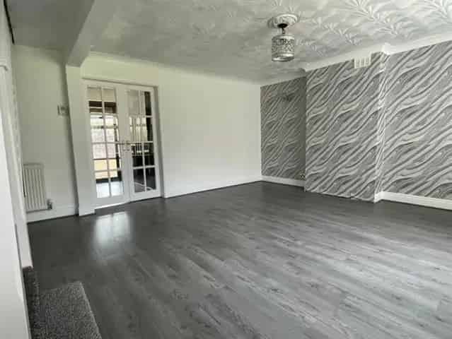 3 Bedroom Mid Terrace House with Parking Close to Amenities