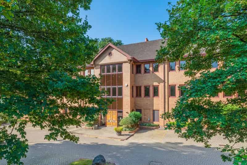 Modern Office Space in Landscaped Environment Near M4