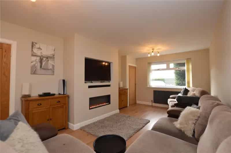Extended Three-Bed Semi Detached House in Rothwell