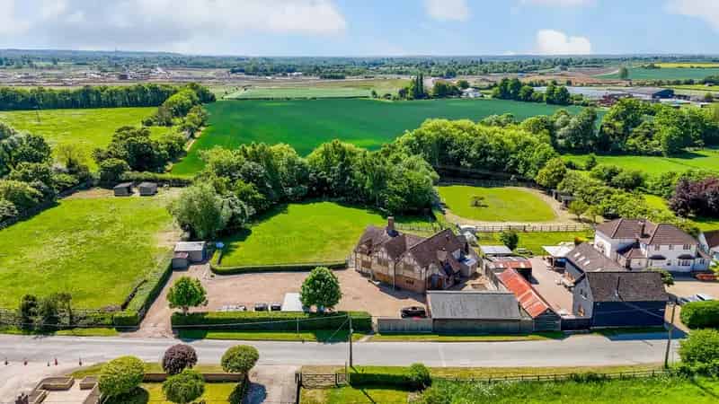 Exceptional 4-Bed Oak-Framed Country House