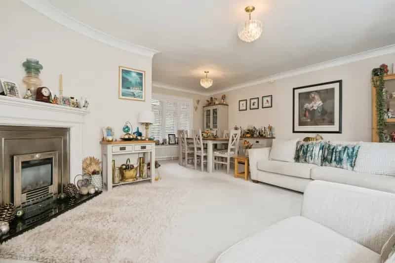 3 Bedroom Detached House with Conservatory and Landscaped Garden