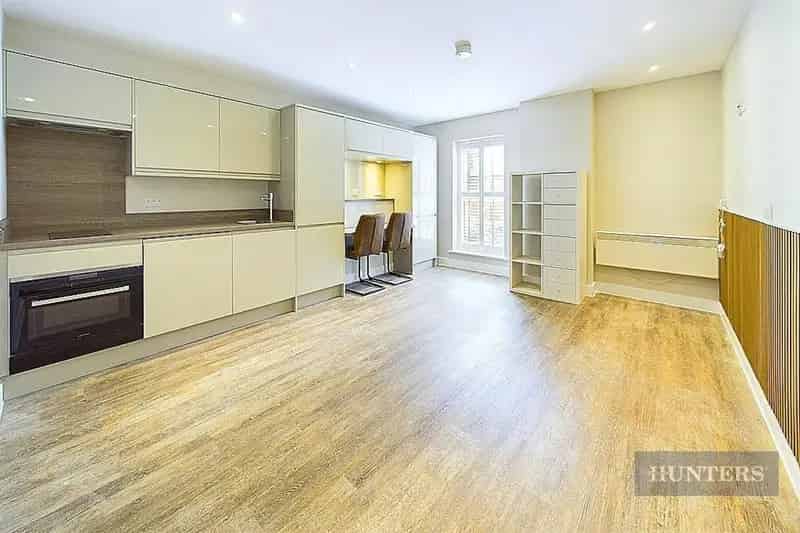 Fully Furnished Studio Flat To Let - 270 SQ FT