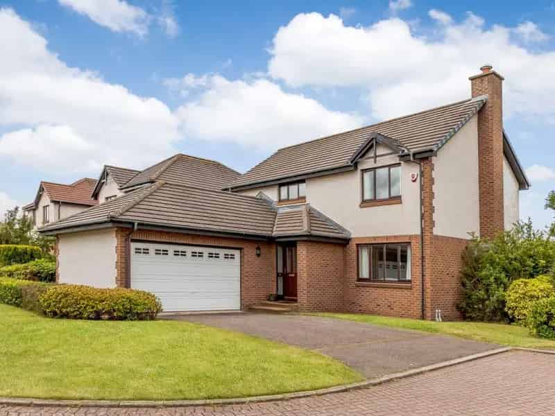 5 Bedroom Detached Villa For Sale in Alnwickhill
