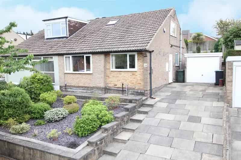 3 4 Bedroom Semi Detached Bungalow To Rent