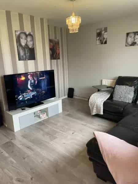 2 Bedroom Ground Floor Flat with Balcony and Garden