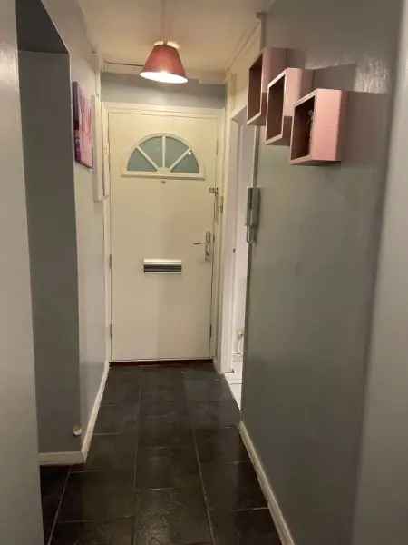 Flat For Rent in Elmbridge, England