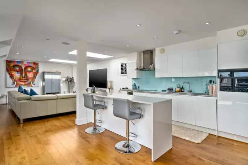 3 Bedroom Flat for Sale in Chelsea's Lots Village