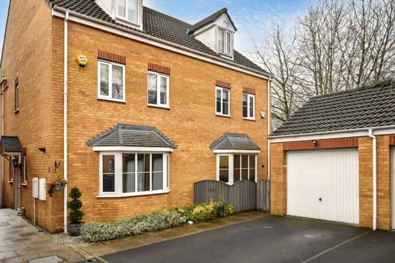 Four Bedroom Semi-Detached House with Garage and En-Suite