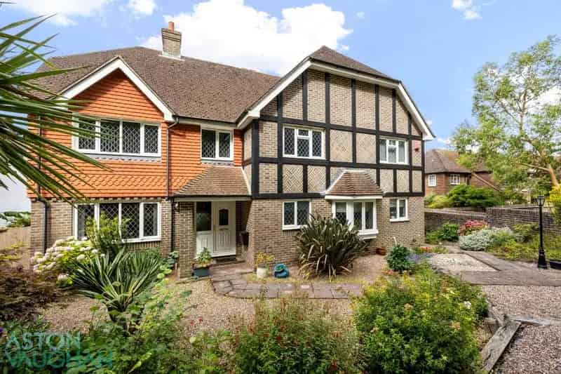 6 Bedroom Detached House For Sale