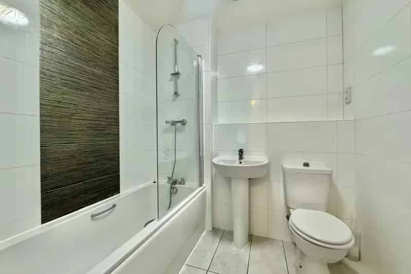 City Centre Apartment  Zero Deposit Available Allocated Parking